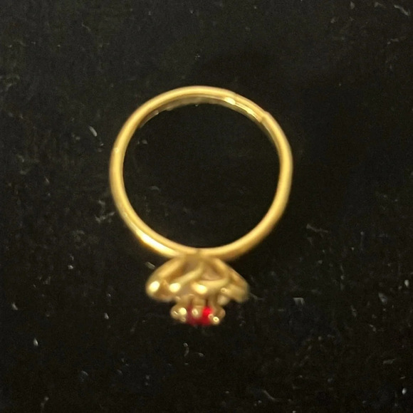 Sarah Coventry Vintage Gold Tone Twist Flower Red Gemstone Adjustable Ring - Picture 2 of 6